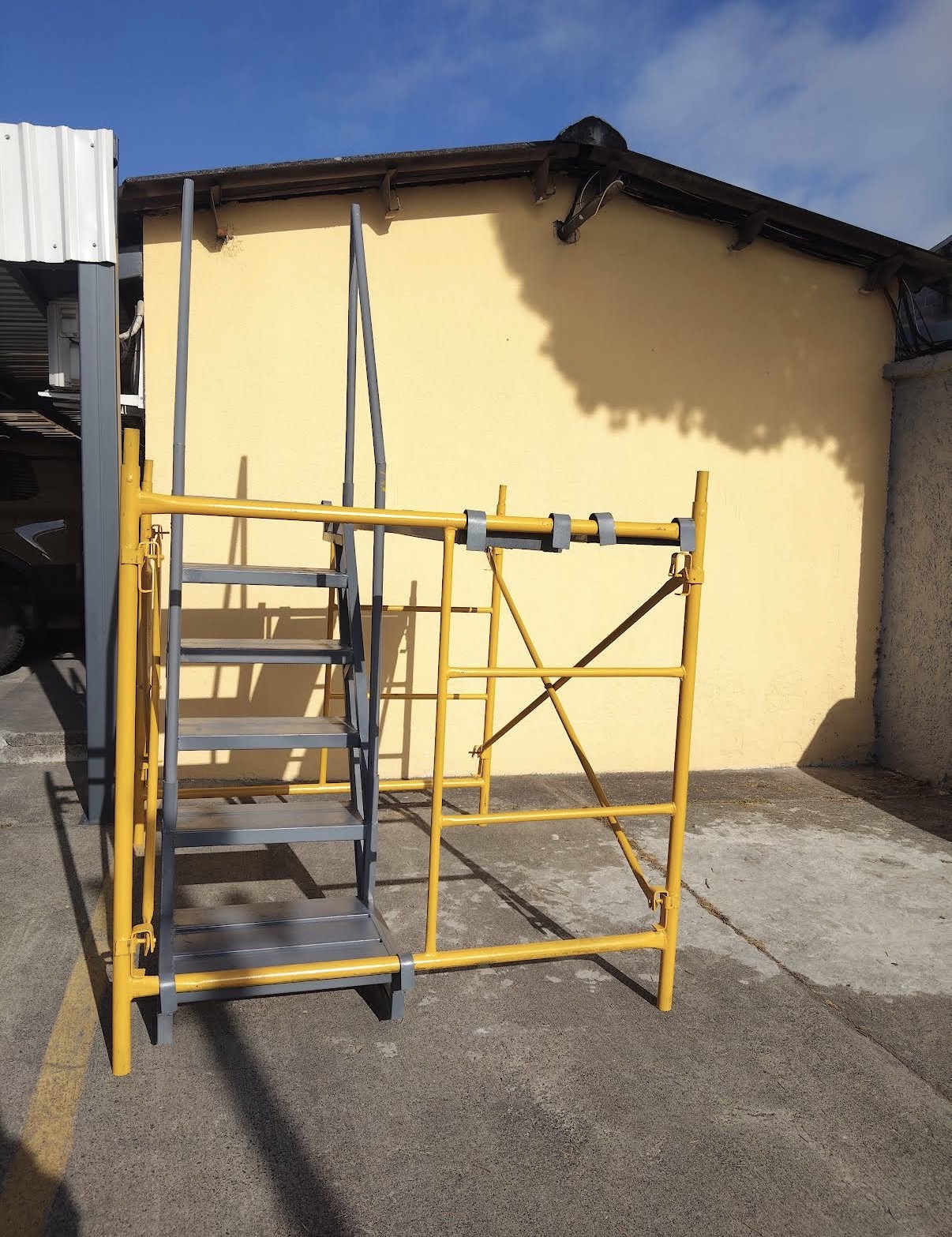 Andamios metálicos con escalera de acceso