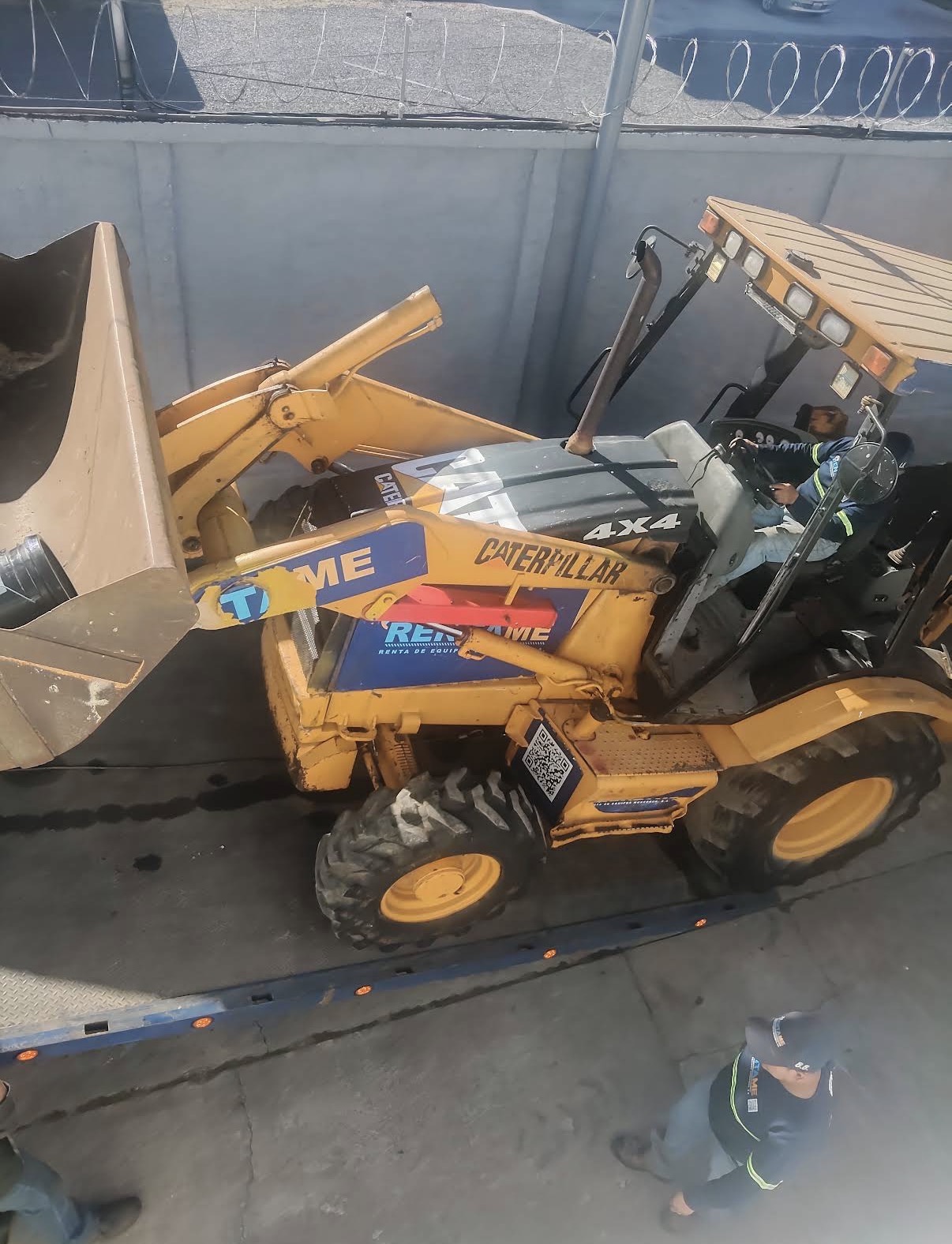 Retroexcavadora Caterpillar 4x4 de Rentame